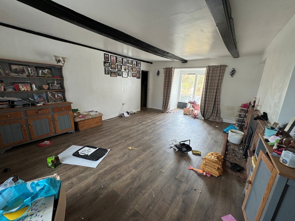 Lot: 222 - THREE-BEDROOM FARMHOUSE AND ATTACHED TWO-BEDROOM ANNEX - FREEHOLD INVESTMENT - Farmhouse - living room
